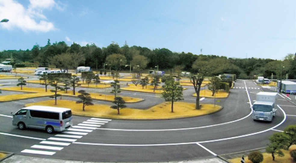 自社で保有する研修施設と教習コース